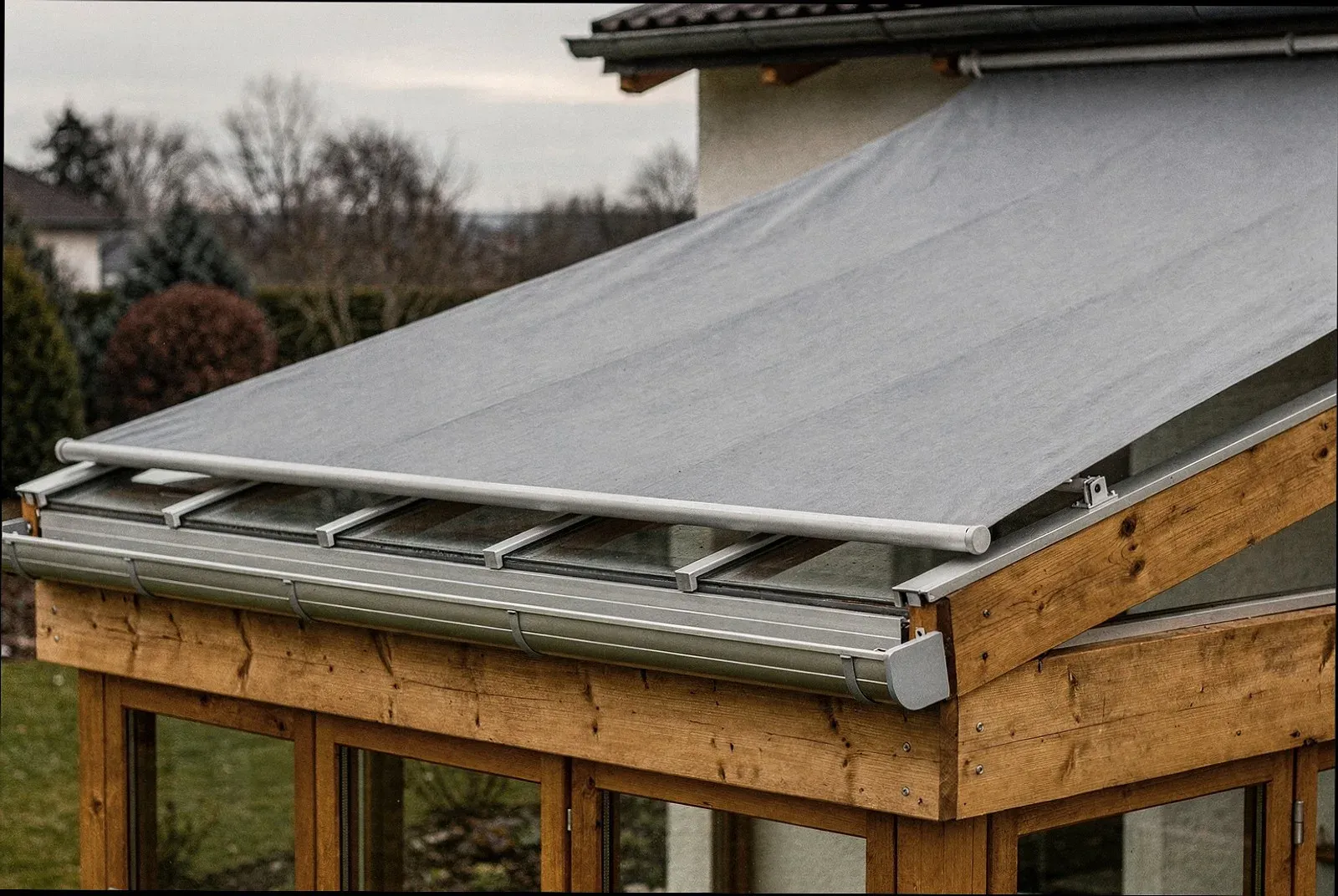 Außenliegender Sonnenschutz über einem Glasdach – Idee für einen Garten in Königsbrunn